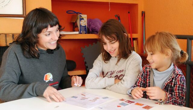 https://naturallyspanishcourses.com/wp-content/uploads/2025/07/EXTRANJEROS1CON-FONDO-scaled-e1753808808779-640x366.jpg