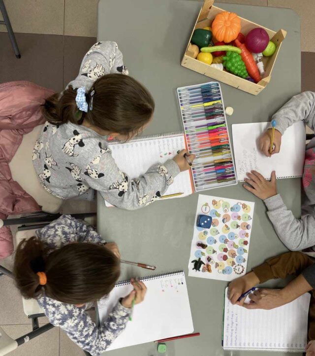 montessori-ingles-ninos-adultos https://naturallyspanishcourses.com/wp-content/uploads/2026/04/montessori-ingles-ninos-adultos-640x722.jpg